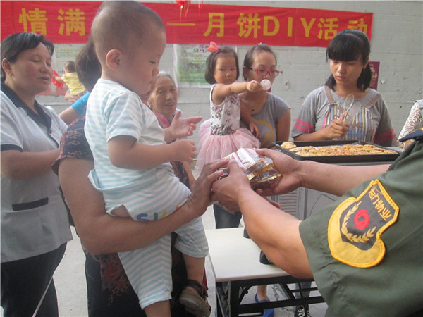 Hoạt động làm bánh trung thu tự tay vào tháng 9 năm 2014