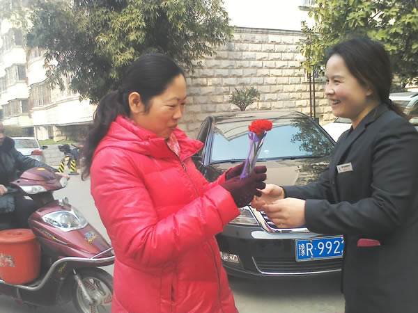 Hoạt động tặng hoa nhân Ngày của Mẹ tháng 3 năm 2015